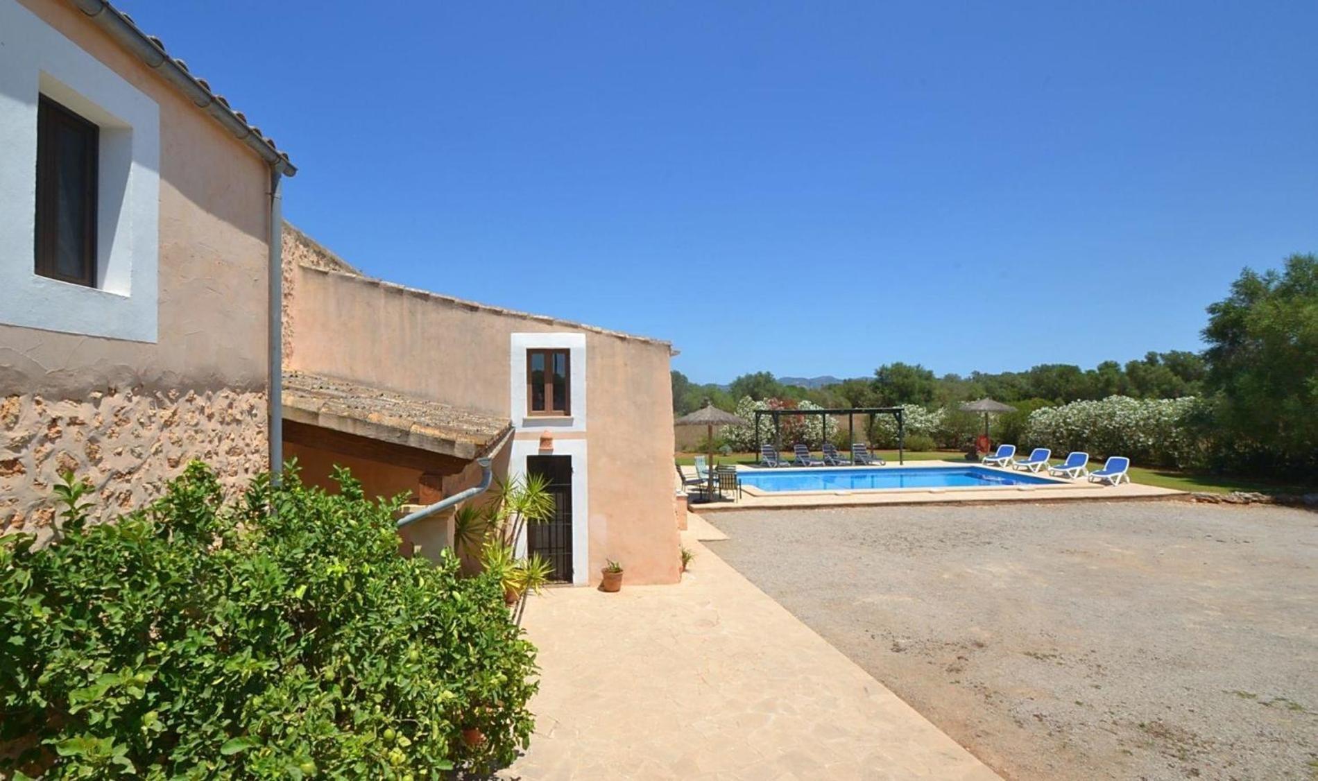 Wunderschoenes Im Landhausstil Mit Pool Am Ortsrand Von *